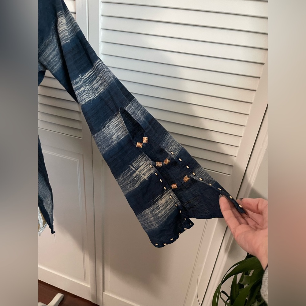 Authentic 70s handmade tunic shirt, wood beads, bell sleeves, peekaboo cut blue - Picture 3 of 12